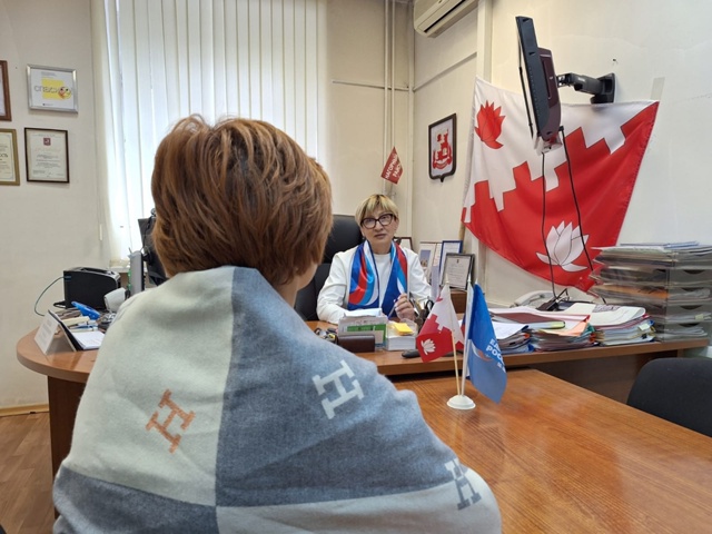 Юлия Новикова встретилась с жительницей Нагорного района в рамках региональной недели приема граждан. Фото: официальная страница Юлии Новиковой в социальных сетях