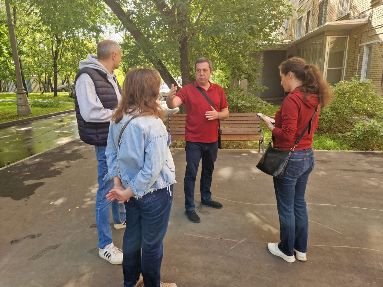 Рабочий обход территории провел глава управы Нагорного. Фото: официальная страница управы района Нагорный города Москвы в социальных сетях