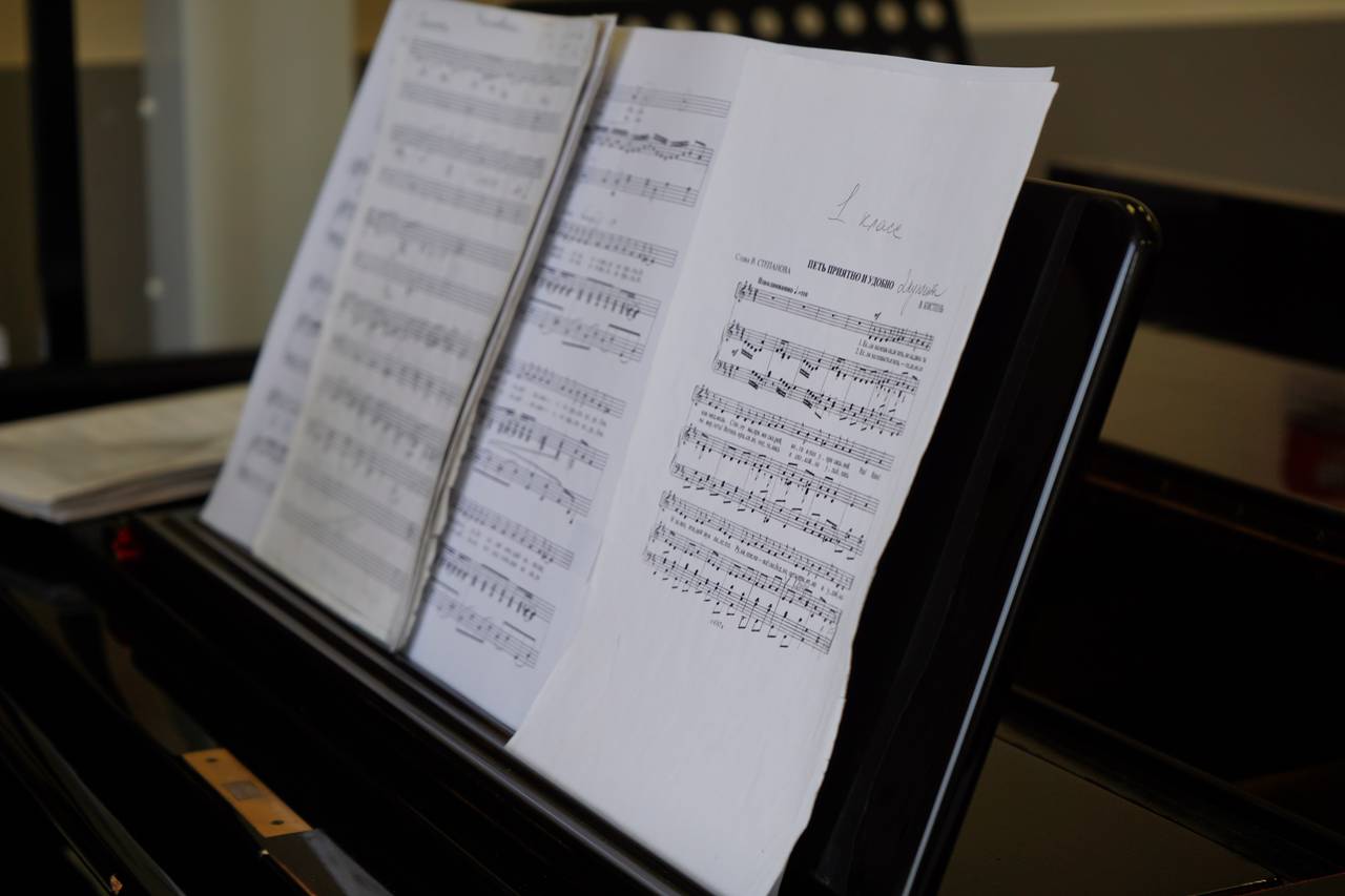 Урок музыки, посвященный «Детскому альбому» Петра Чайковского провели в школе-интернате №73. Фото: Анна Быкова, «Вечерняя Москва»