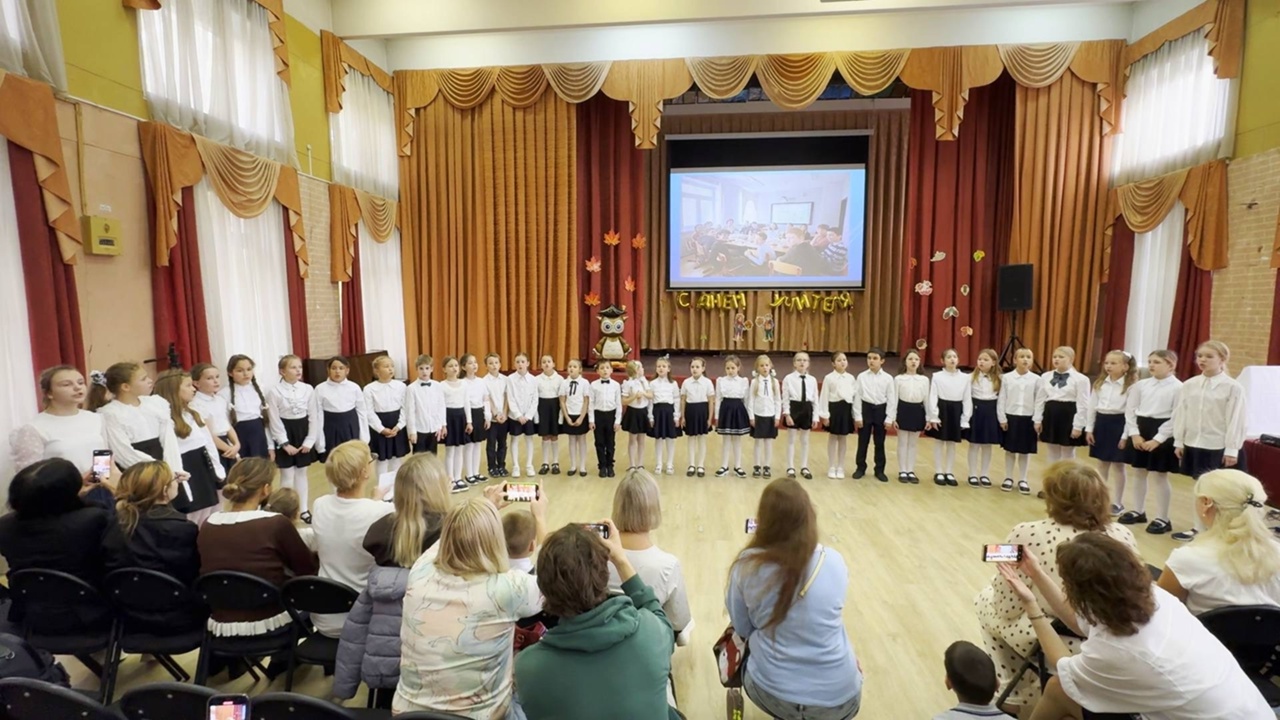 Праздничную программу ко Дню учителя провели в школе №1862. Фото: официальная страница школы №1862 в социальных сетях