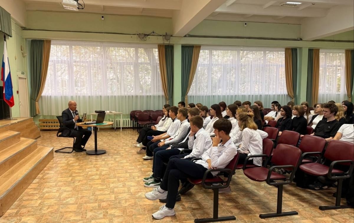 Мероприятие о журналистике провел профессор МФЮА в гимназии №21. Фото: сайт Московского финансово-юридического университета