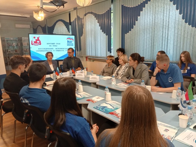 Татьяна Филиппова подвела итоги круглого стола в библиотеке №148 имени Федора Тютчева. Фото: официальная страница Татьяны Филипповой в социальных сетях