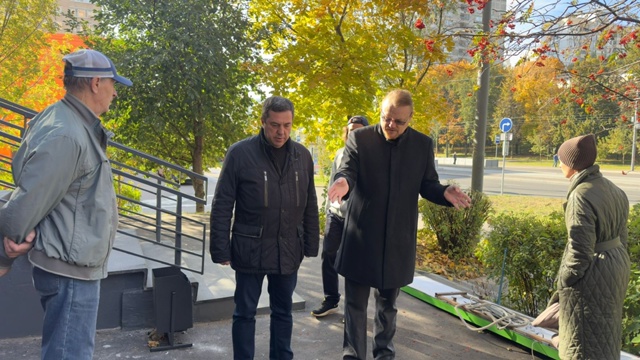 Глава управы Нагорного района провел плановый обход территории. Фото: официальная страница управы района Нагорный в социальных сетях