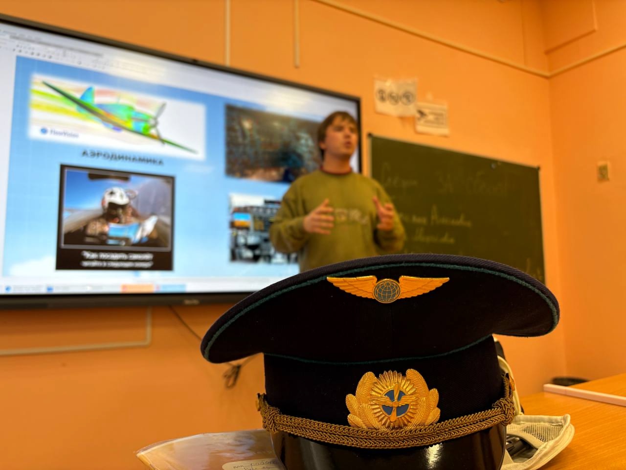 Пятиклассники школы №504 встретились с пилотом. Фото: официальная страница школы №504 в социальных сетях