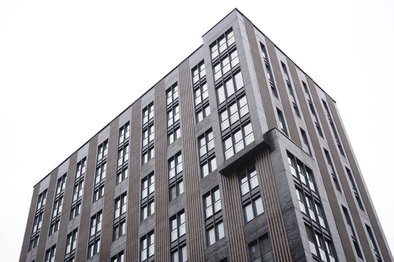 Глава управы Нагорного района провел плановый обход территории. Фото: Анна Быкова, «Вечерняя Москва»