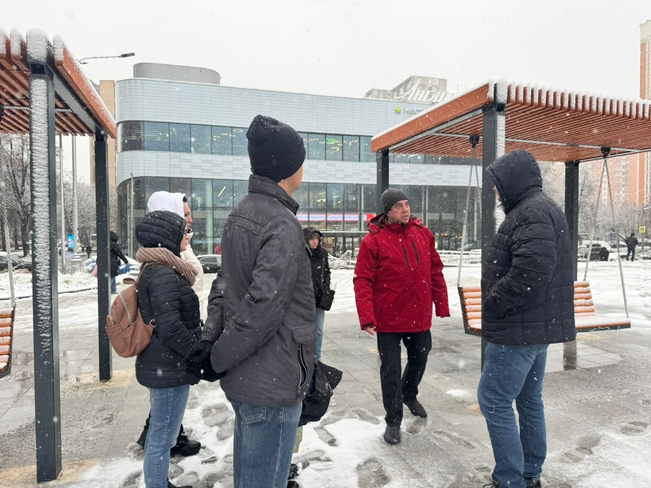 Глава управы провел обход территории в Нагорном. Фото: официальная страница управы Нагорный в социальных сетях
