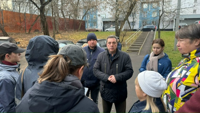 Депутат Инна Введенская приняла участие в территориальном обходе Нагорного района. Фото: официальная страница управы Нагорного района в социальных сетях