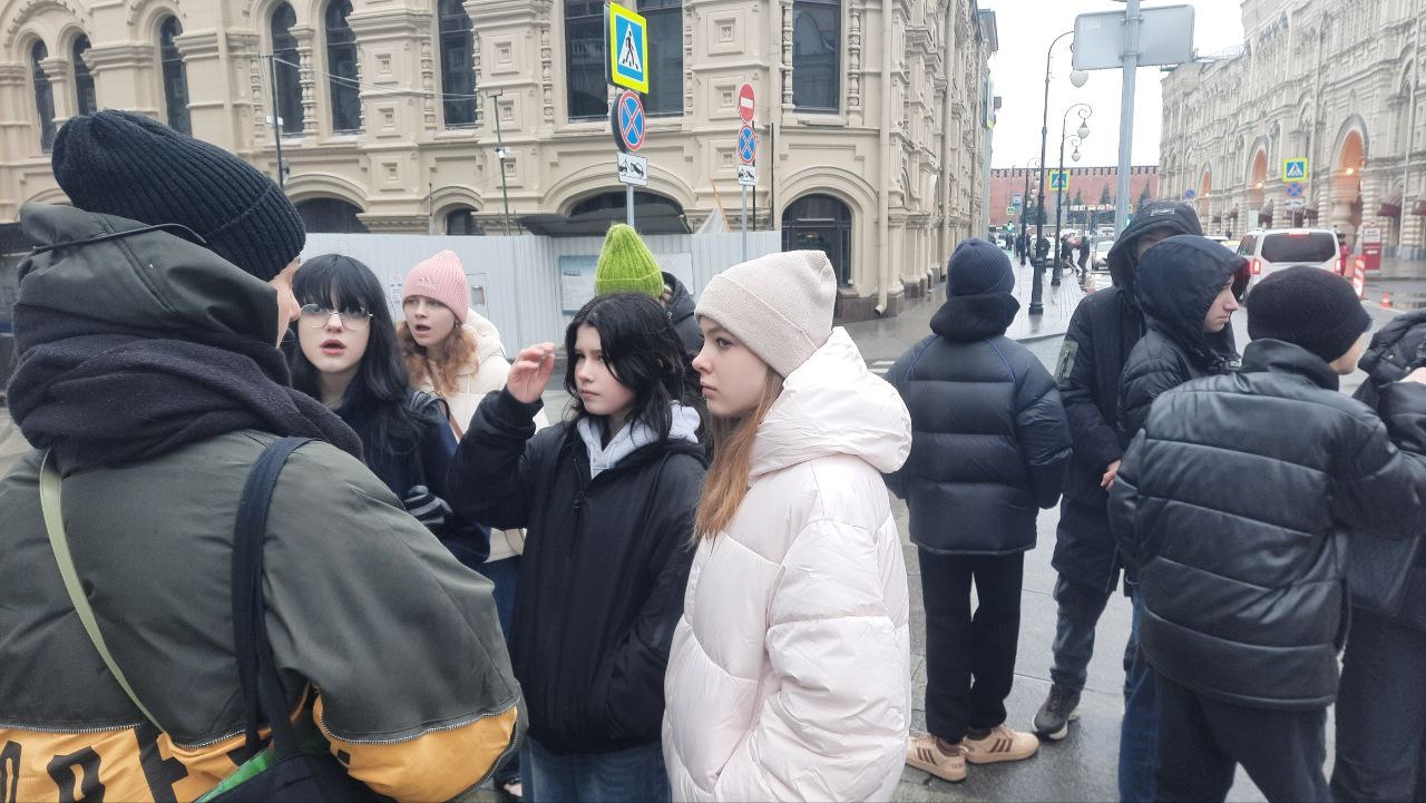 Семиклассники школы №1580 поучаствовали в экскурсии по историческому центру города. Фото: официальная страница школы №1580 в социальных сетях