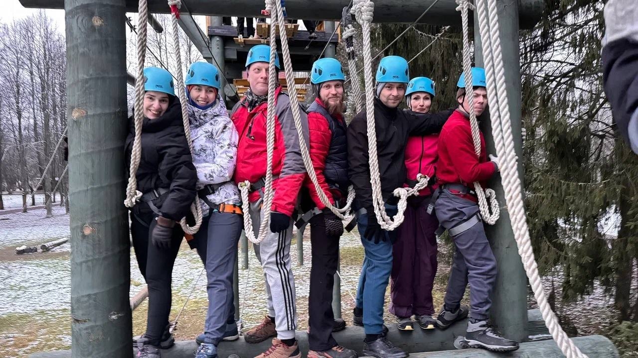 Командное единство проверили сотрудники школы №1450 на специальном тренажере. Фото: официальная страница школы №1450 «Олимп»