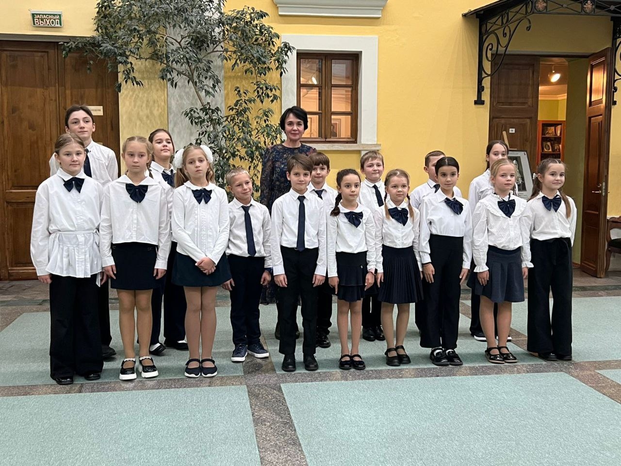 «Осень музыкой звучала»: участники хора школы №1580 выс тупили в  Государственном музее Александра Пушкина. Фото: официальная страница Бауманской инженерной школы №1580 в социальных сетях