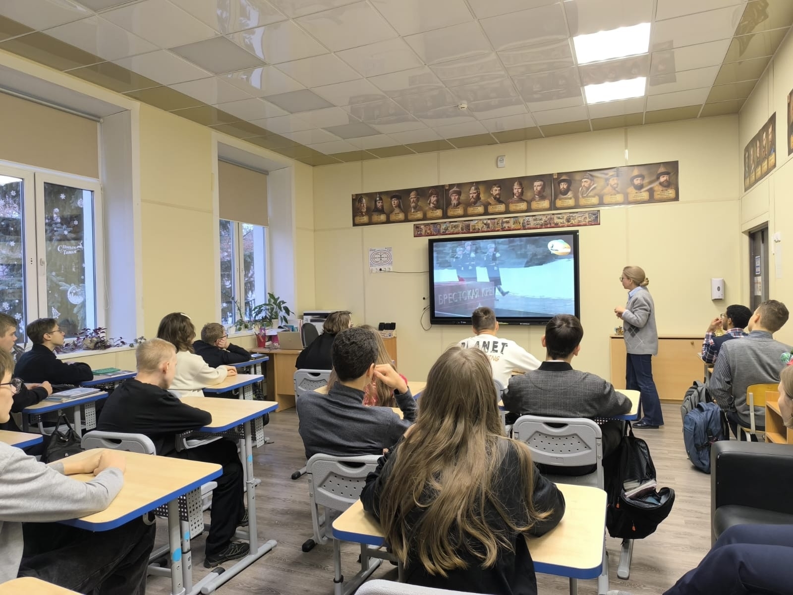 Занятие ко Дню Неизвестного Солдата провели в школе №73. Фото: официальная страница школы-интерната школы №73 в социальных сетях