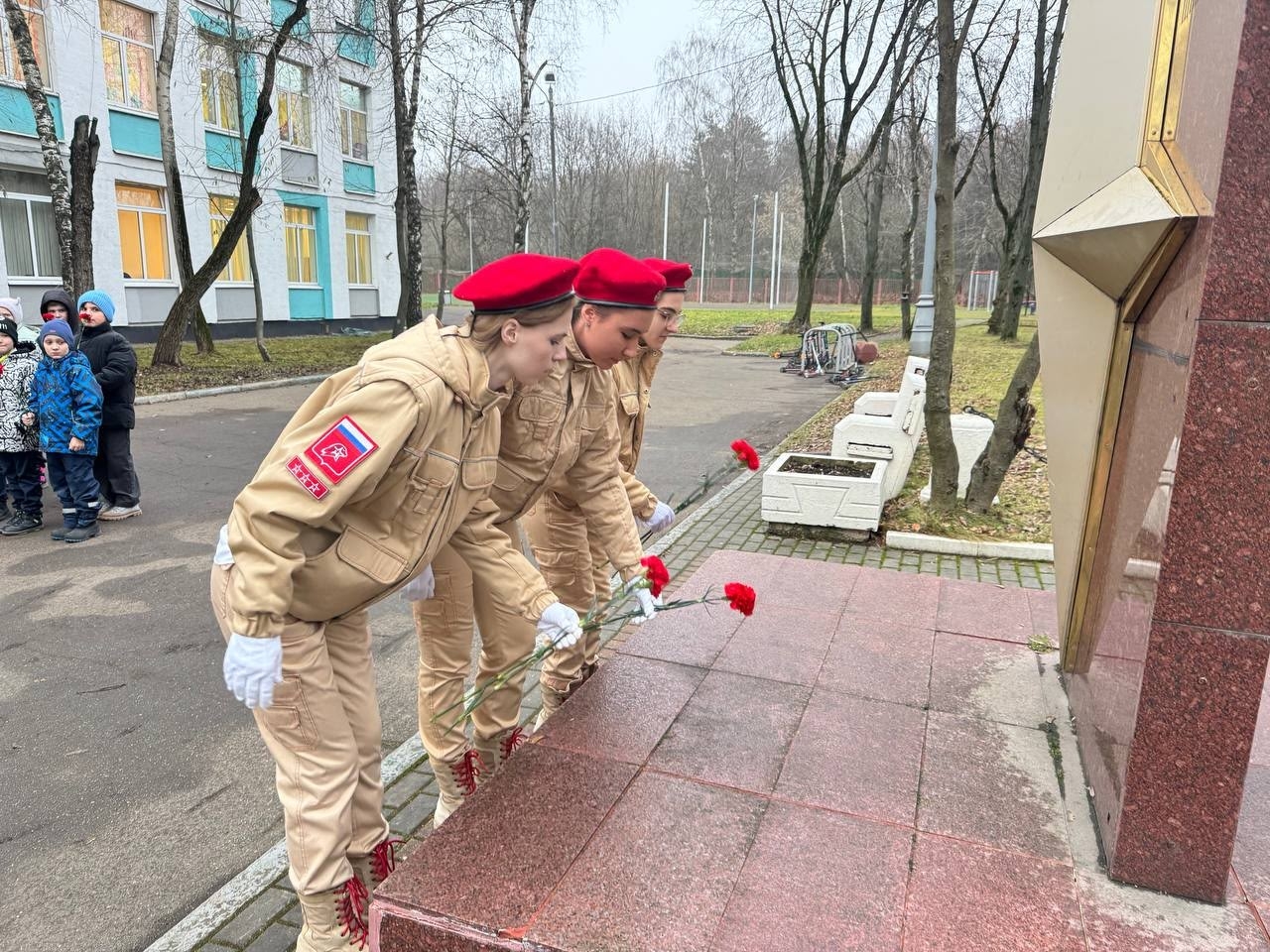 Юнармейцы и волонтеры школы №504 почтили память защитников Москвы. Фото: официальная страница школы №504 в социальных сетях