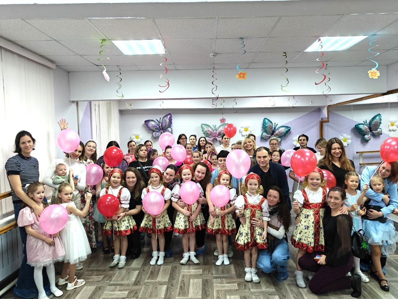 «Единственной маме на свете»: в КЦ «Нагорный» прошел праздничный концерт для мам. Фото: официальная страница КЦ «Нагорный» в социальных сетях