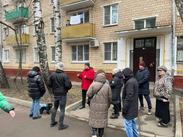 Депутат Татьяна Филиппова присоединилась к еженедельному обходу территории. Фото: официальная страница управы Нагорного района в социальных сетях