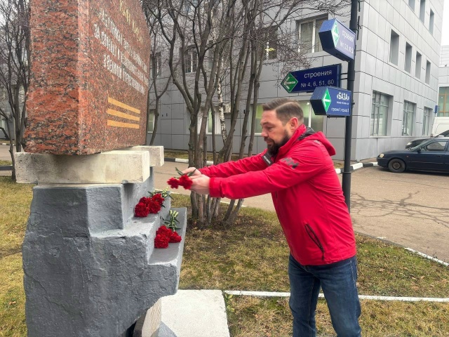 Депутат Виктор Горн принял участие в патриотической акции ко Дню воинской славы в Нагорном районе. Фото: официальная страница управы Нагорного района в социальных сетях