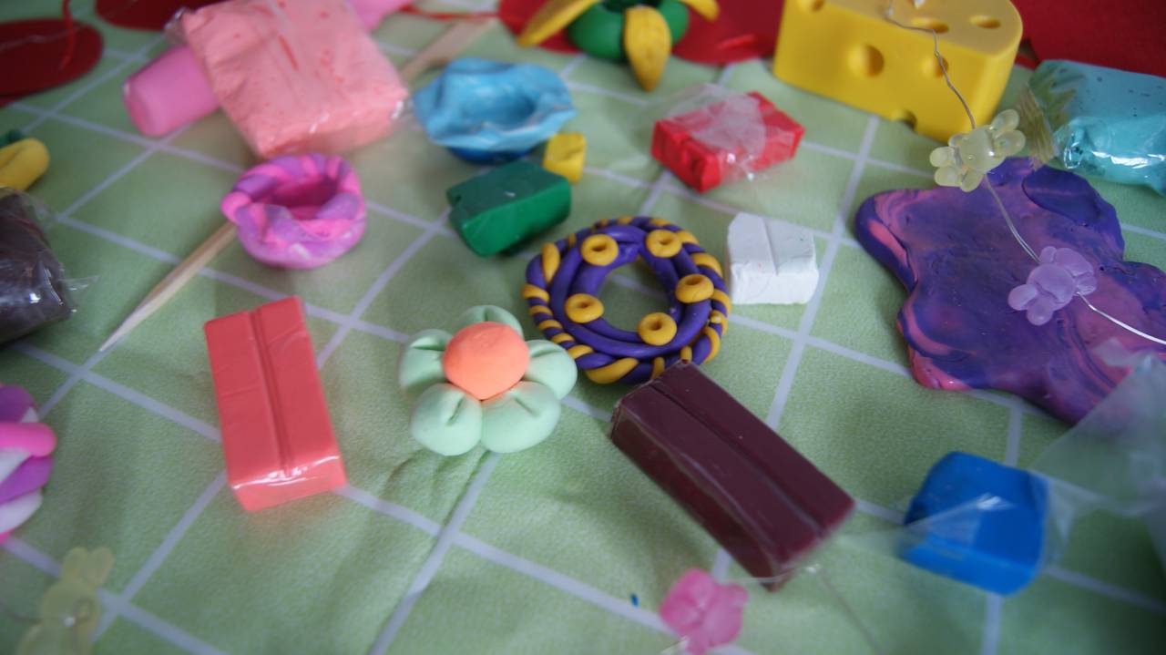 Ученики школы-интерната №73 изготовили открытки на уроке труда. Фото: Татьяна Петрыкина, «Вечерняя Москва»