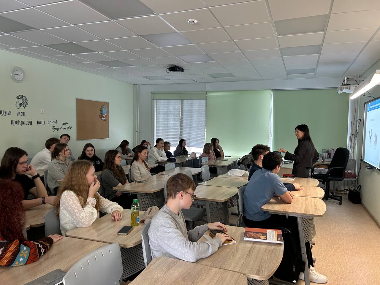 Мастер-класс по публичным выступлениям для школьников Домодедова провела представитель МФЮА. Фото: сайт МФЮА