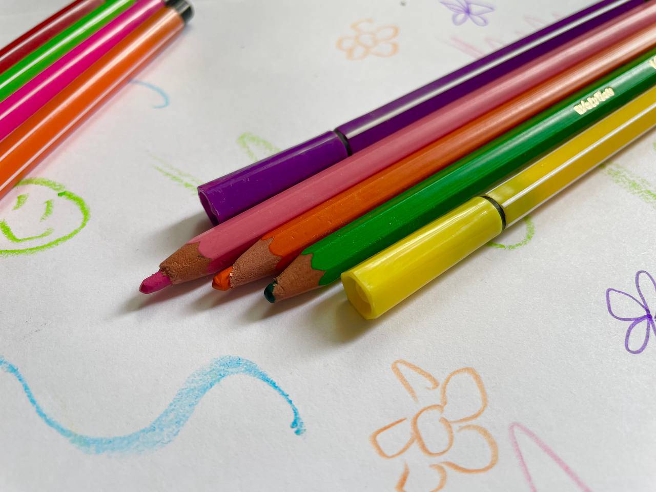 Ученики школы №1580 подготовили открытки для защитников Отечества. Фото: Татьяна Петрыкина, «Вечерняя Москва»