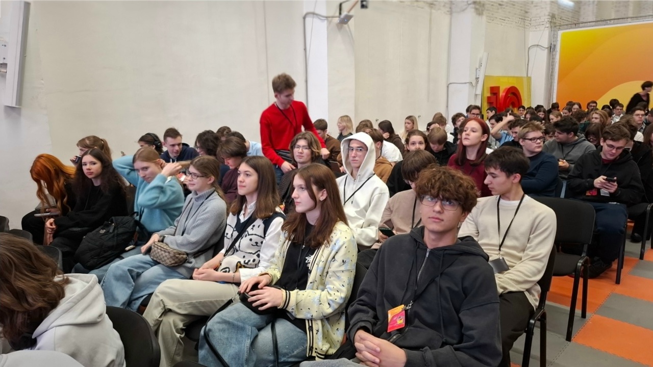 Десятиклассники ИТ-класса школы №1580 посетили компанию ИТ-компанию. Фото: страница Бауманской инженерной школы №1580 в социальных сетях