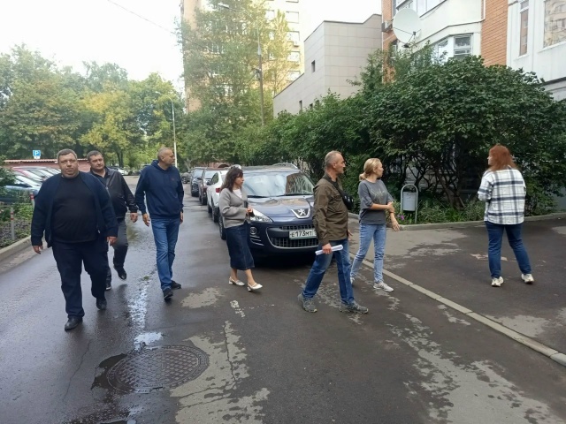 Елена Виноградова поучаствовала в обходе территории в Нагорном. Фото: официальная страница управы Нагорного района в социальных сетях